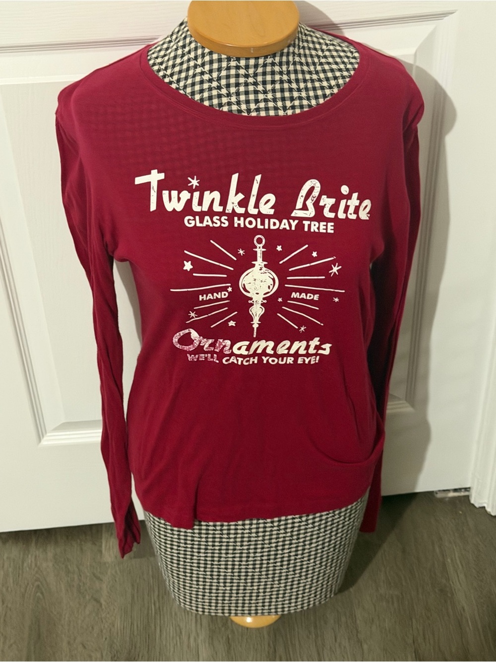 Vintage AE Women's Red Holiday Graphic Long-Sleeve Top L